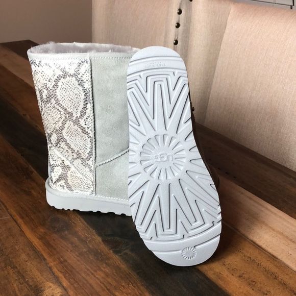 UGG Classic Short Metallic Snake - Picture 4 of 10